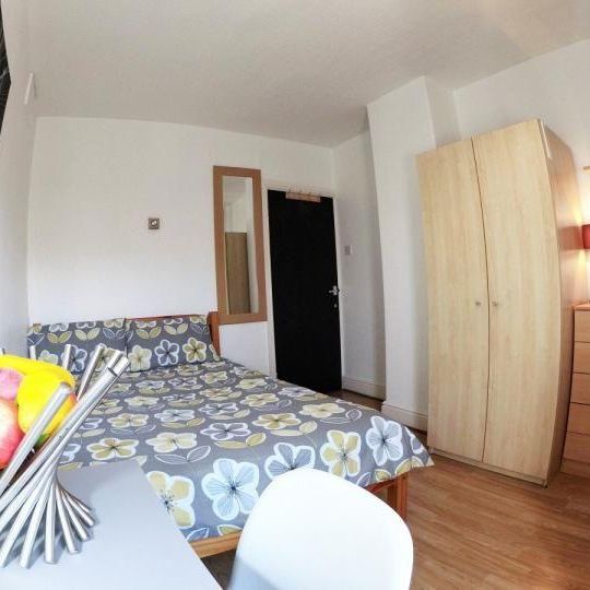 1 bedroom in a house share to rent - Photo 1