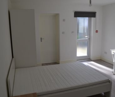 Studio Flat, Albert Road, IG1 - Photo 3