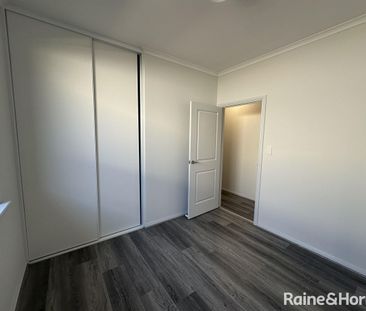 4 Bedrooms + 2 Living Areas! - Photo 2