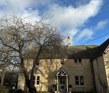 An Attractive Traditional stone Grade II listed Farmhouse set in en... - Photo 2