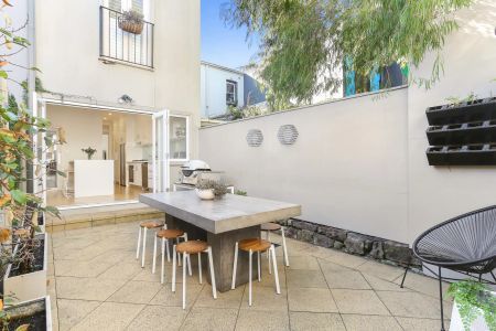 Charming terrace in coveted enclave - Photo 4