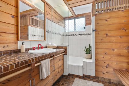 Character Cottage in a great location! - Photo 4