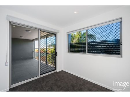 Modern Unit in the Prime Location of Ascot! - Photo 3