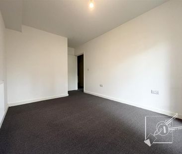 2 bedroom ground floor flat to rent - Photo 2