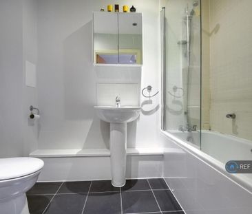 1 bedroom in a flat share to rent - Photo 6