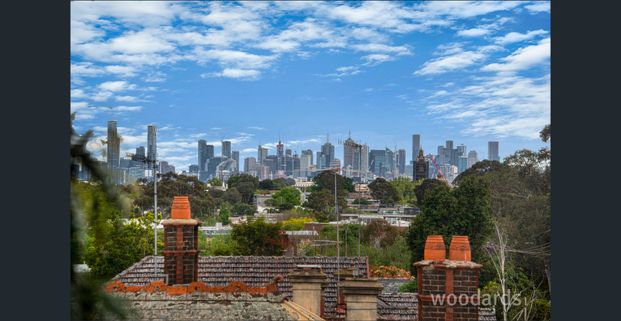 Spacious living - Photo 1