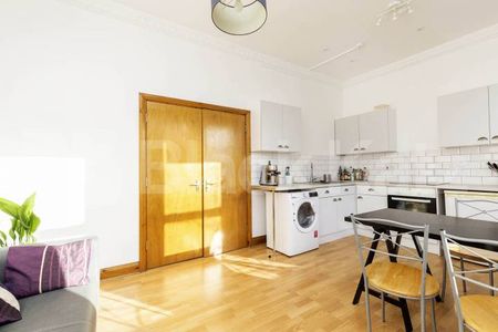Two double bedrooms modern kitchen spacious lounge & mins to tube and shops - Photo 5