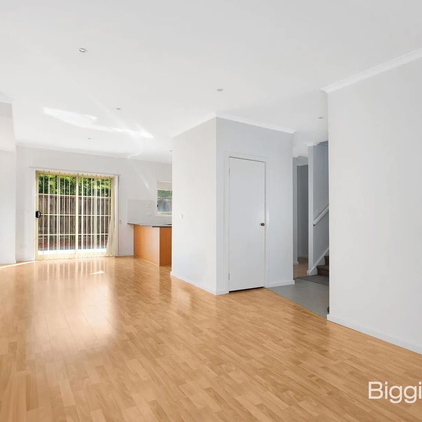 Spacious Two-Storey Townhouse in Quiet, Convenient Location - Photo 1