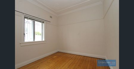 GREAT HOUSE WITH HUGE DOUBLE LOCK UP GARAGE!! - Photo 4