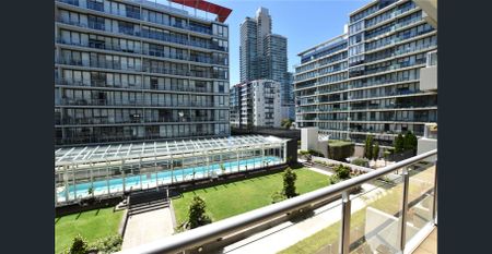Bright & Spacious Furnished 2-Bedroom Apartment in a Prime South Melbourne Location - Photo 3