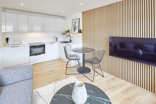 Golden Lion Bank - Photo 1