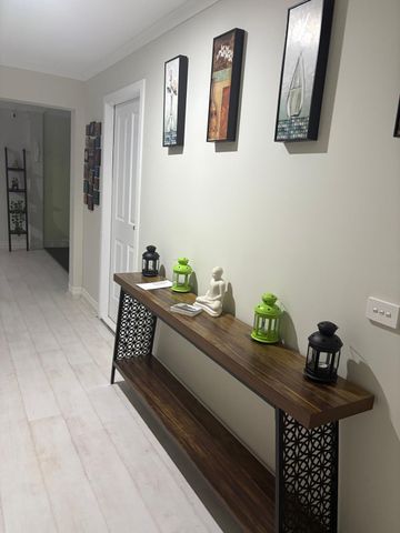 Cranbourne East - Photo 4