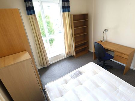 Semi-detached house to rent on - Photo 2