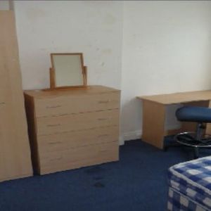 4 Bed Terraced House, Kelso Gardens, LS2 - Photo 2