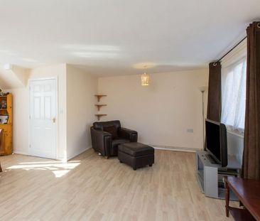 4 Bed Semi-Detached House, Ronnie Lane, E12 - Photo 3