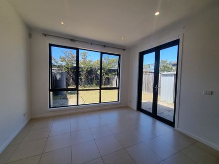 3 Bedroom Townhouse Walk to Westall Station - Photo 5