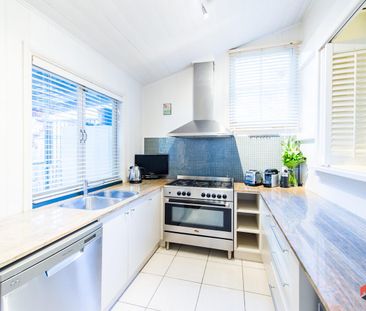 Modern Style & Charming Character - Perfect Inner City Cottage - Photo 5