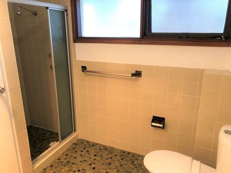 Three Bedroom Townhouse with Air Conditioning - Photo 4