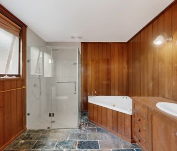 SPACIOUS FAMILY HOME IN A PRIME DONCASTER LOCATION - Photo 4