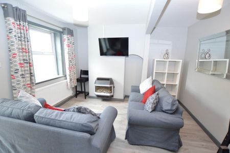 4 bedroom end of terrace house to rent - Photo 2