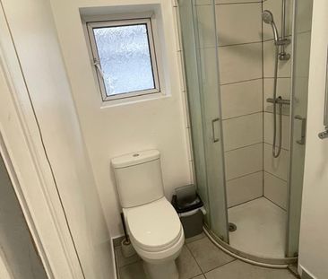 Room in a Shared House, Selborne Gardens, NW4 - Photo 3