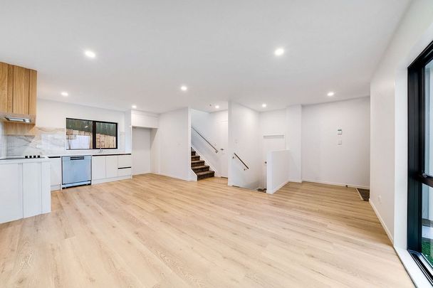 Near New 3 Bedroom + 2.5 Bathrooms + Garage - Photo 1