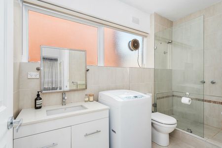 Register To View // Living the sophisticated, modern dream in the heart of Toorak - Photo 5