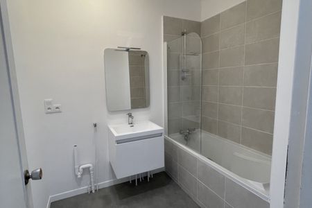 Bel appartement dernier étage 3 chambres - Photo 2