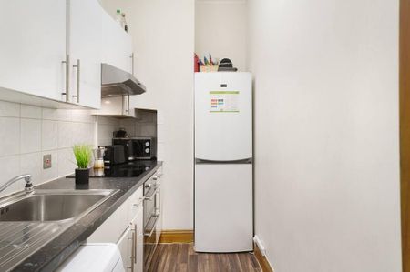 1 bedroom in a house share to rent - Photo 2