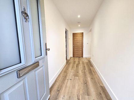 2 bed detached bungalow to rent in Southlands Road, Crays Hill, CM11 - Photo 3