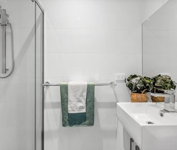 Spacious Two-Bedroom Design with Private Bathrooms - Photo 4