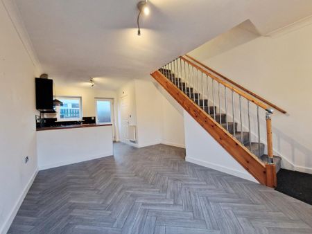 2 bedroom mews to rent - Photo 3