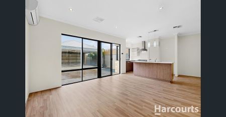 Parkside Comfort: 3-Bedroom Home at 11 Bice Lane, Eglinton - Photo 2