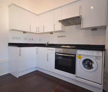 1 bedroom Flat To Let - Photo 2