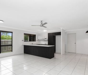 Spacious Family Living in a Quiet Street - Photo 2