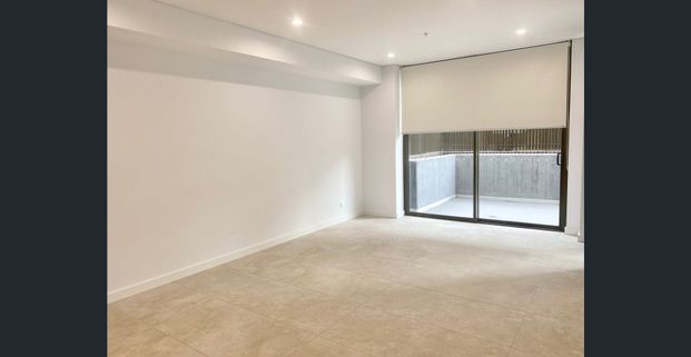 GROUND FLOOR UNIT WITH COURTYARD!! - Photo 1