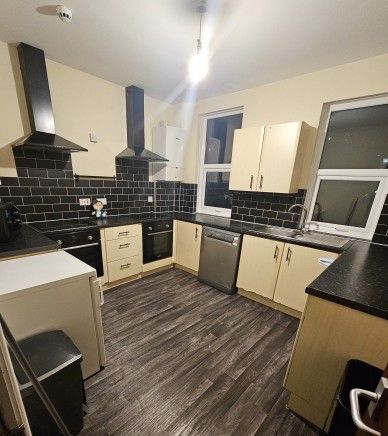 8 Bed student house in Fallowfield - Photo 3