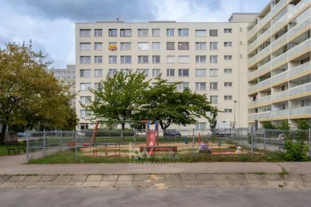 Pronájem světlého bytu 1+kk s krásným výhledem v nejvyšším patře – ulice Španielova - Photo 4
