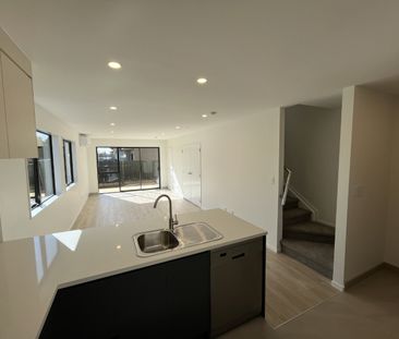 Modern & Sleek Living - Photo 1