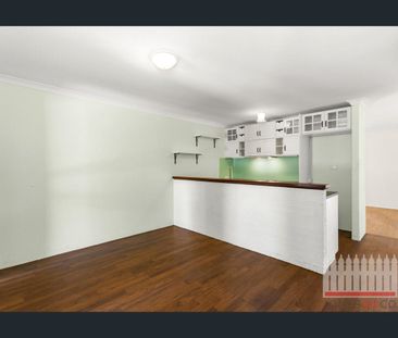 Spacious 2×1 Villa with Huge Backyard in Quiet Bassendean Complex - Photo 2