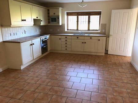 2 bedroom character property to rent - Photo 4