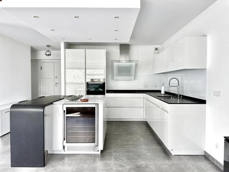 Location Appartement 4 pièces Meublé 122m² DIVONNE LES BAINS 01220 - Photo 4