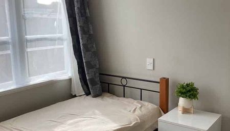 Spacious 3 bedrooms property in central location - Photo 4