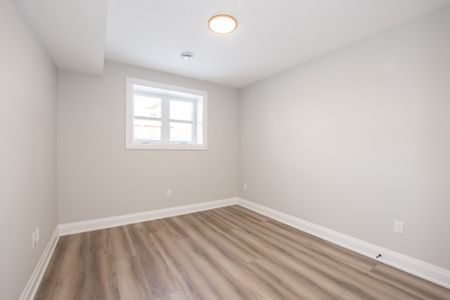 44 Hatter Ave, Welland - All Inclusive 2 Bed Lower Unit - Photo 3