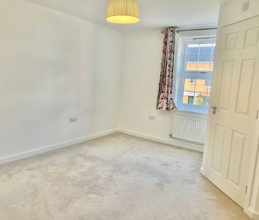 4 bedroom Four Bedroom Detached Property to rent - Photo 2