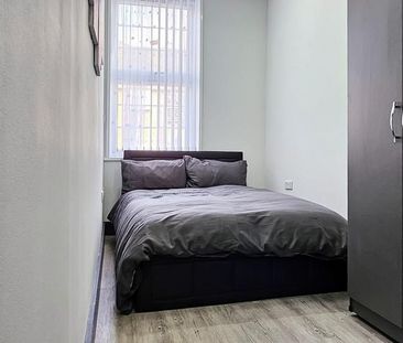 4 bedroom flat to rent - Photo 1
