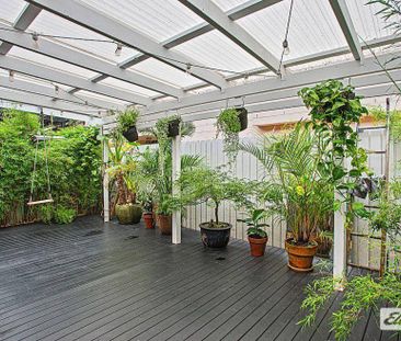 Modern City-Centre Townhouse – Spacious, Stylish & Coastal Living - Photo 4