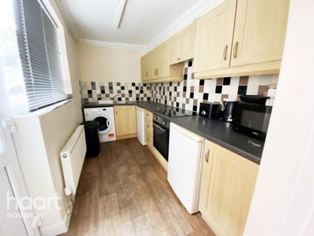 1 bedroom in a house share to rent - Photo 2