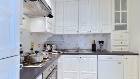 Two Bedroom Flat to rent in London - Photo 4