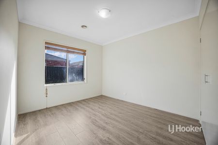 37 Hatfield Place, Deer Park VIC, Belconnen - Photo 2